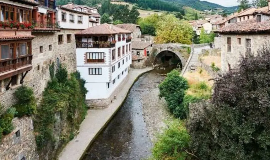 Potes: esencia montañesa entre viñedos, fogones y tradición
